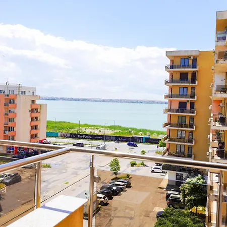 Aqua Summerland Apartment *
